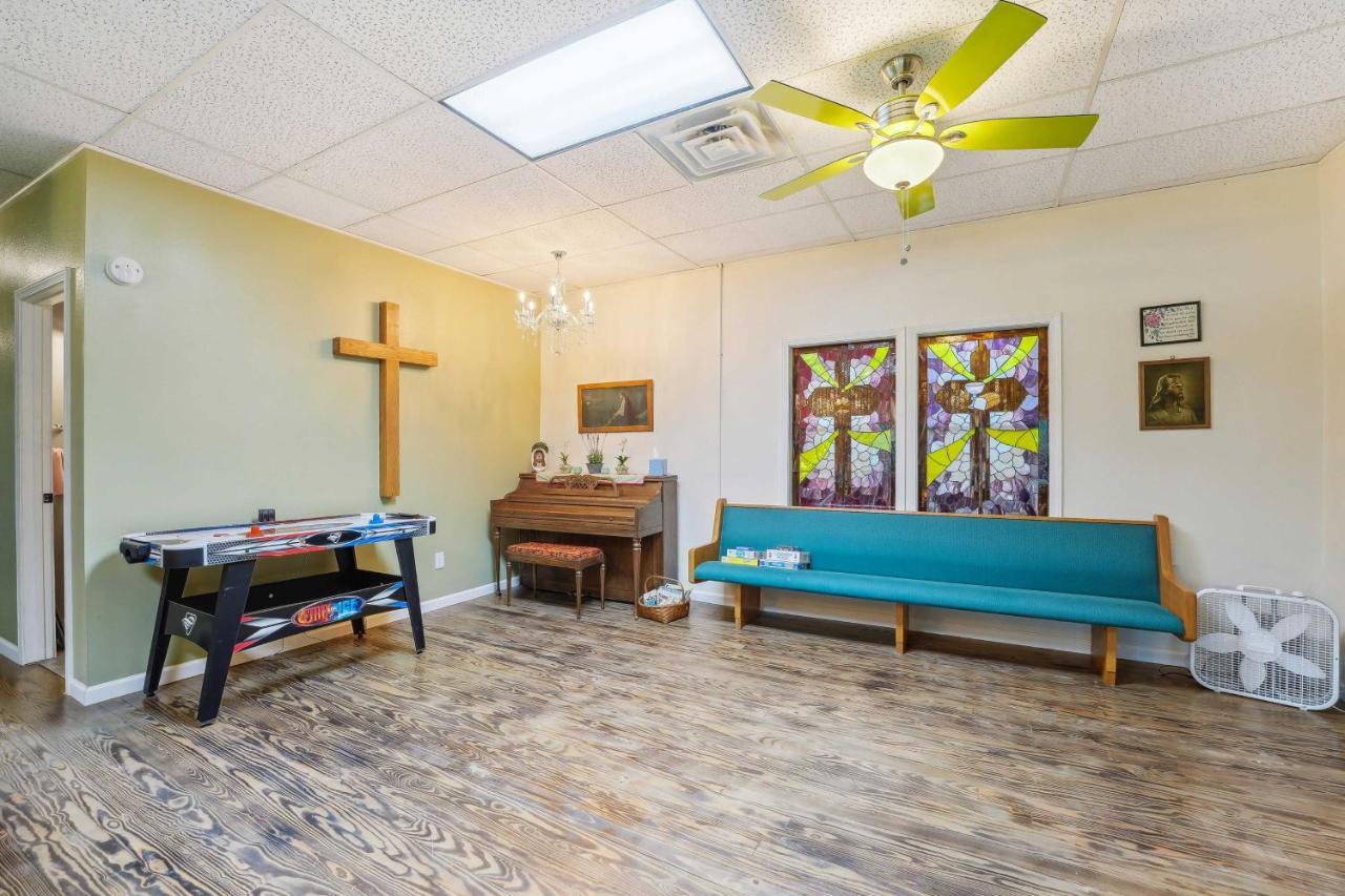 Old Church Retreat With Fire Pit And Air Hockey! Omaha Экстерьер фото